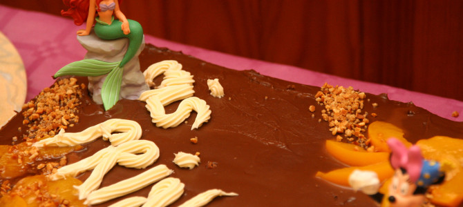 Preparando la tarta del cumpleaños de las niñas Preparando la tarta del cumpleaños de las niñas